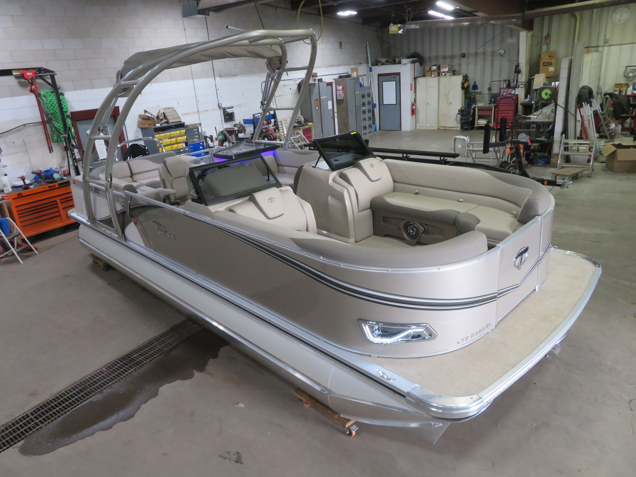 Tahoe LTZ 2385 Elite Windshield Tritoon & Suzuki 200HP 4-Stroke EFI
