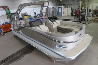 Tahoe LTZ 2385 Elite Windshield Tritoon & Suzuki 200HP 4-Stroke EFI