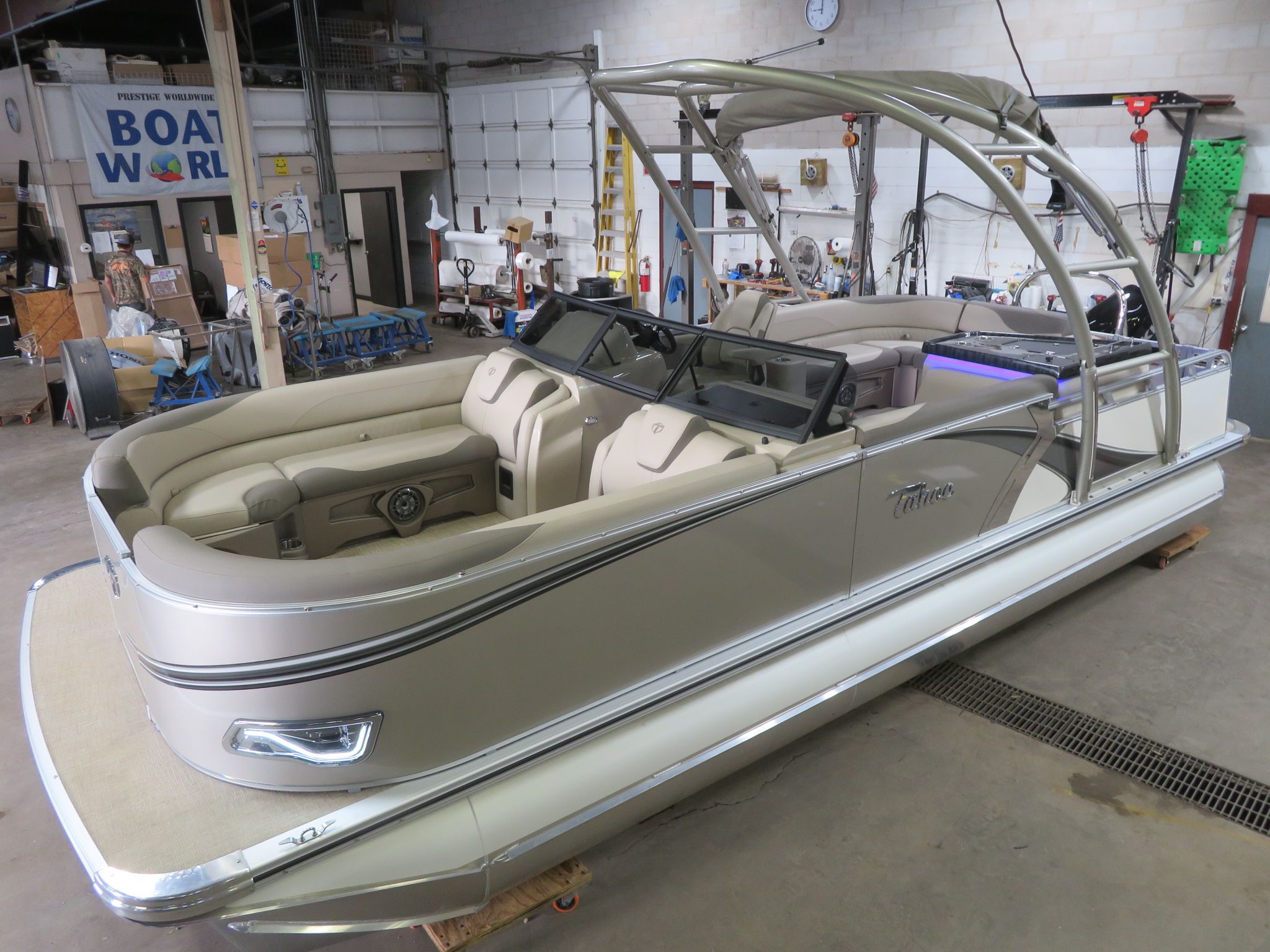 Tahoe 200HP Elite Windshield 2385 Tritoon