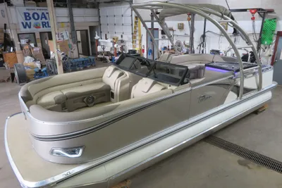 Tahoe 200HP Elite Windshield 2385 Tritoon