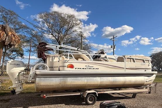 Sun Tracker Party Barge 21 Signature Series