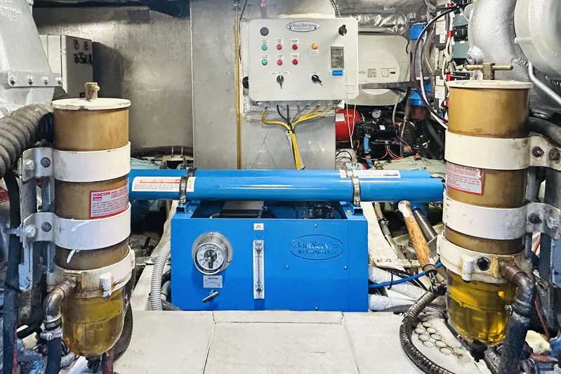  Yacht Photos Pics Engine room of 1992 Ferretti Yachts 45 Altura, featuring mechanical components and control panel.