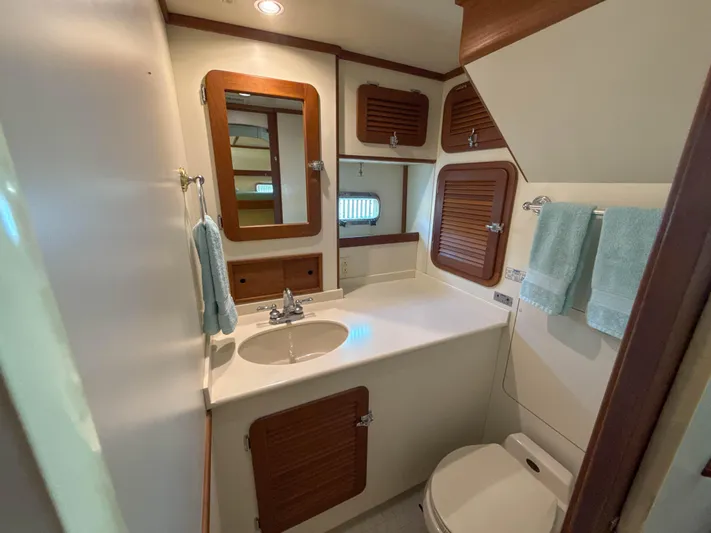 Island Girl Yacht Photos Pics Starboard guest head