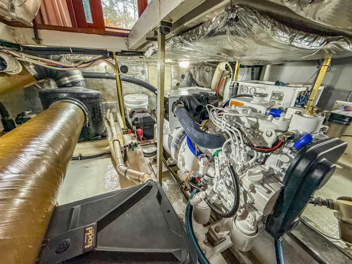 Island Girl Yacht Photos Pics Engine Room