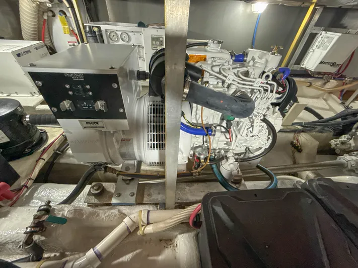 Island Girl Yacht Photos Pics Engine Room