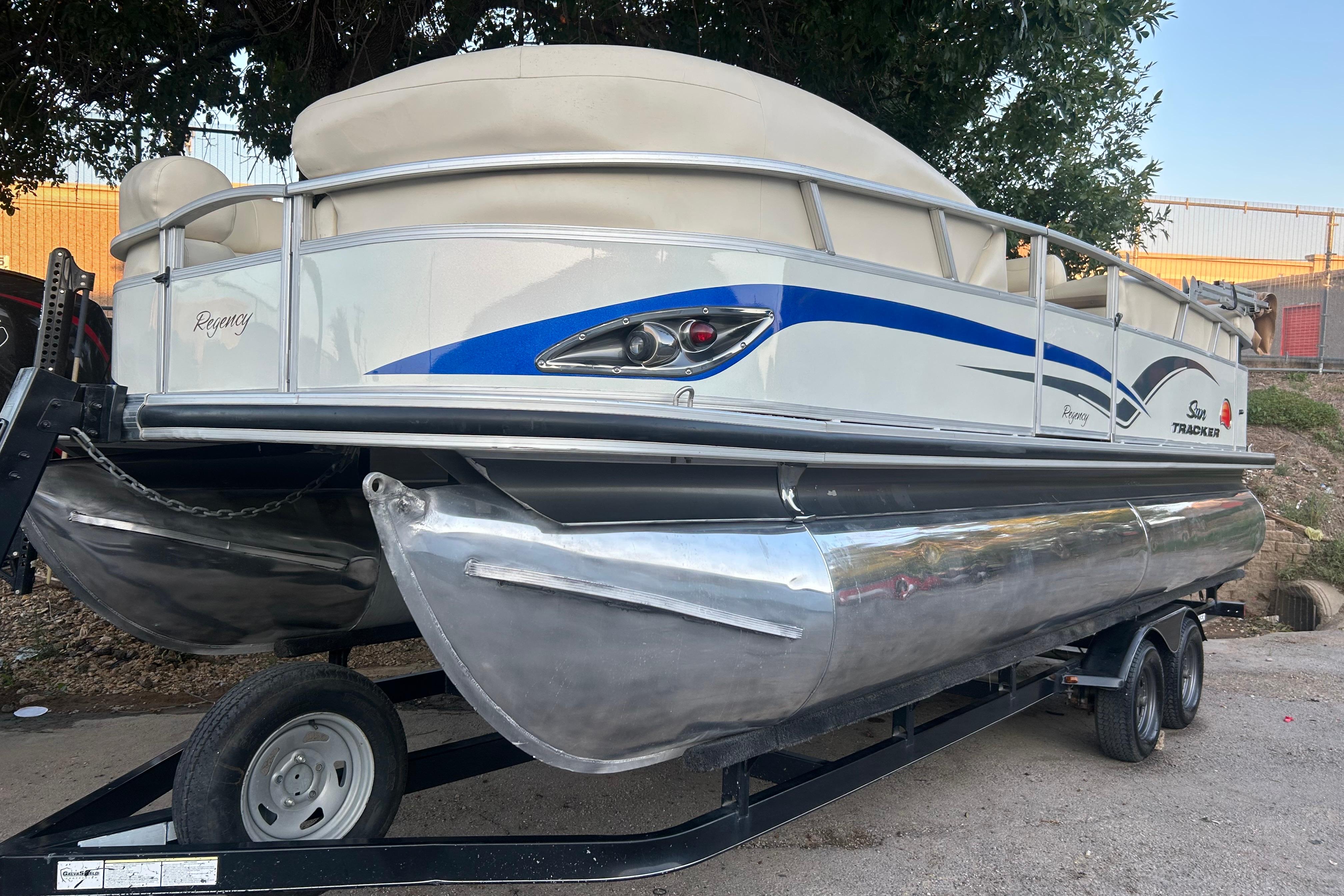 Sun Tracker Party Barge 22 Regency Edition