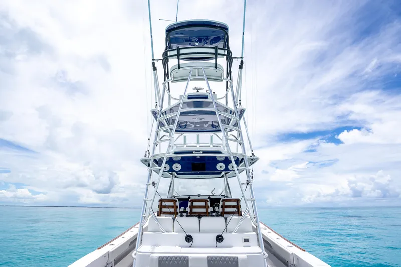  Yacht Photos Pics 2023 Front Runner 47 Center Console boat on open water under a cloudy sky.