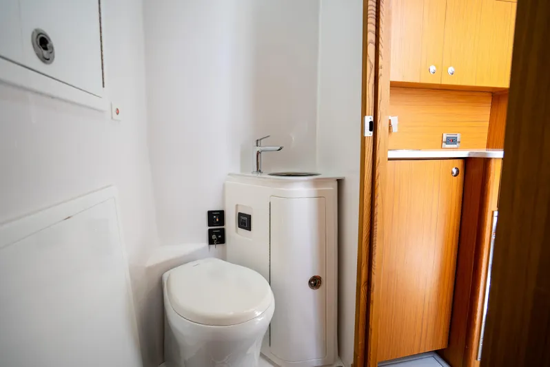  Yacht Photos Pics 2023 Front Runner 47 Center Console boat bathroom with toilet and sink.