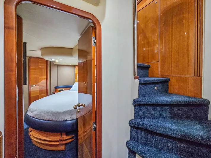 Susi Yacht Photos Pics Interior of 2005 Azimut 55 Flybridge yacht showing bedroom and staircase.