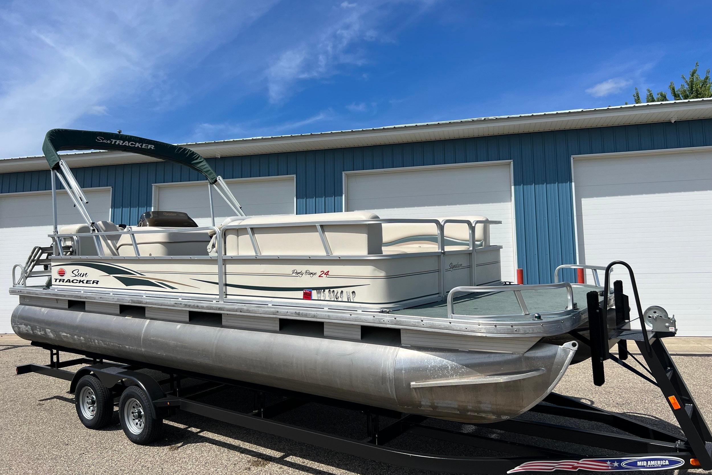 Sun Tracker Party Barge 24