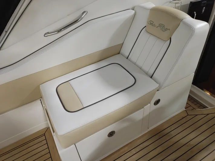 Yacht Photos Pics 2010 Sea Ray 310 Sundancer white and beige cushioned seat on teak deck