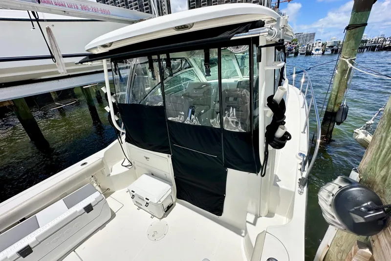Extra Vagancia Yacht Photos Pics 2015 Boston Whaler 315 Conquest docked, showcasing cockpit and cabin area.