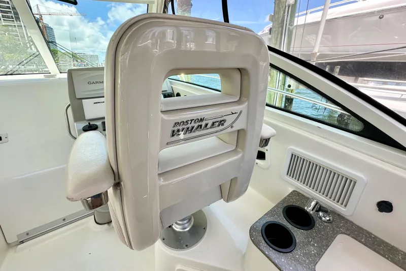 Extra Vagancia Yacht Photos Pics Interior of 2015 Boston Whaler 315 Conquest boat with helm seat and control panel.