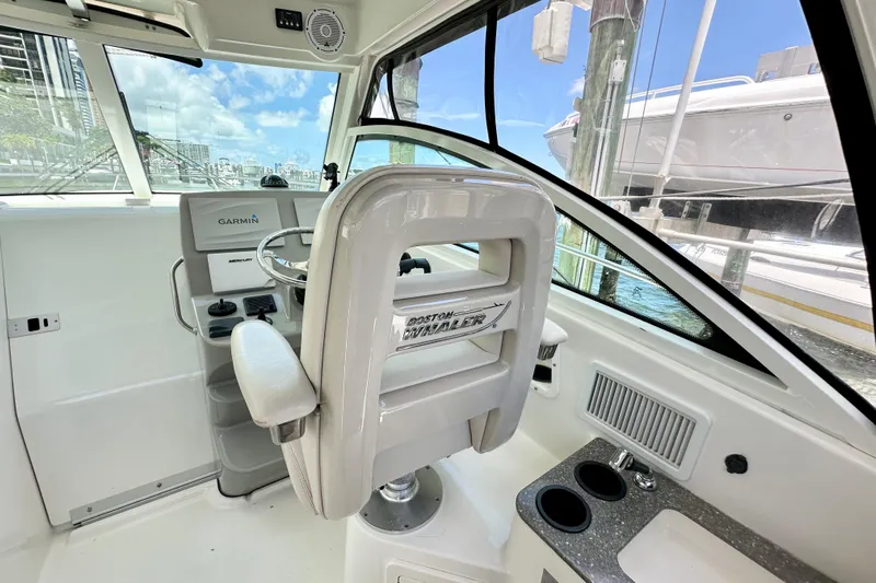 Extra Vagancia Yacht Photos Pics 2015 Boston Whaler 315 Conquest helm with Garmin navigation and comfortable seating.