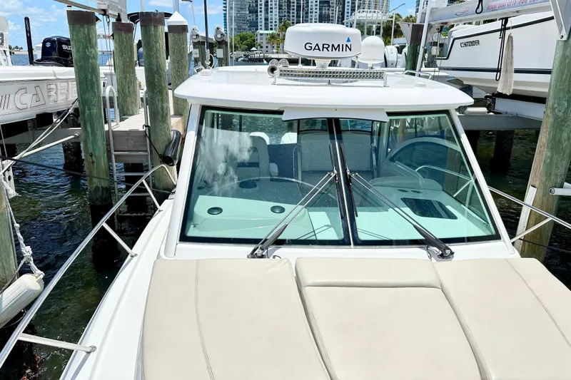 Extra Vagancia Yacht Photos Pics 2015 Boston Whaler 315 Conquest docked, featuring Garmin equipment and spacious deck.