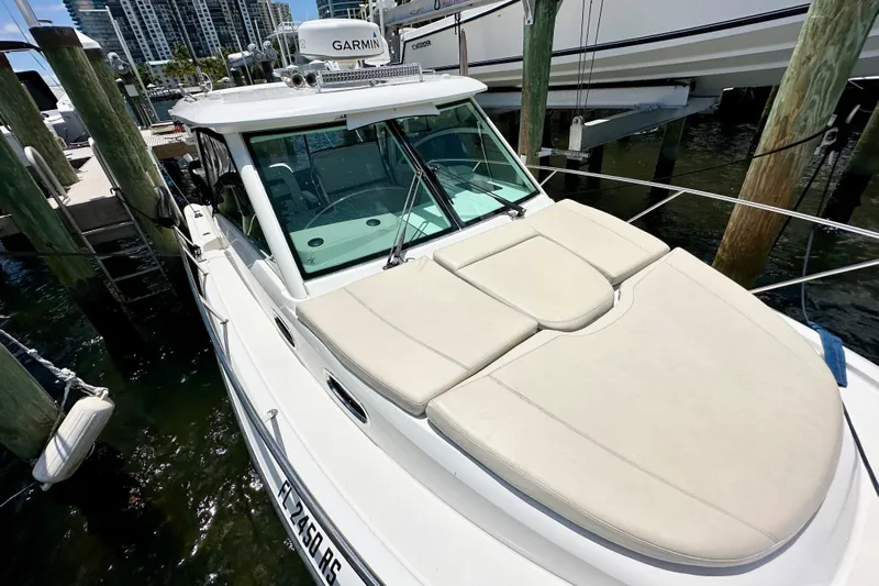 Extra Vagancia Yacht Photos Pics 2015 Boston Whaler 315 Conquest docked, featuring a spacious sunpad and Garmin equipment.