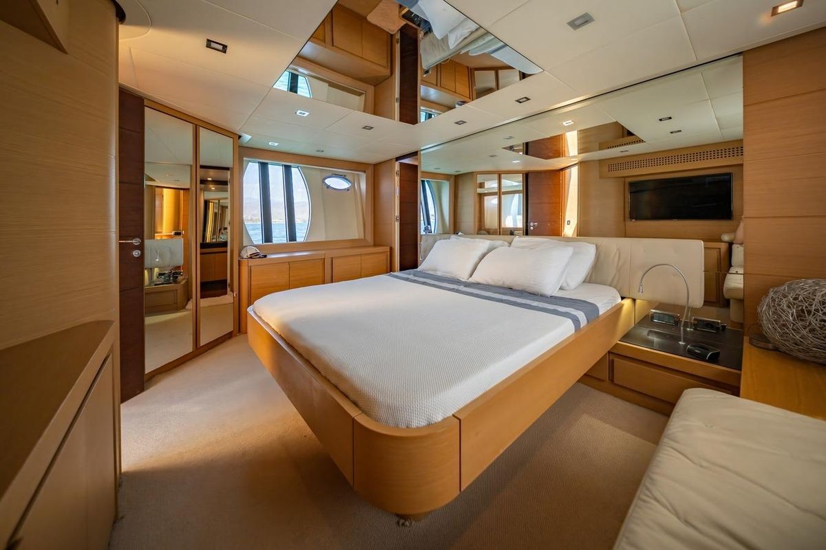 2010 Pershing 73 