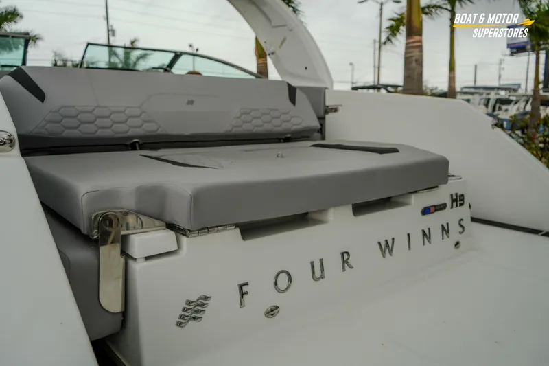  Yacht Photos Pics 2026 Four Winns H9 OB boat with sleek seating and modern design.