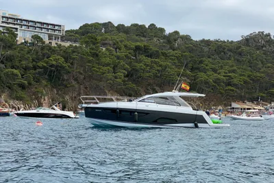2016 Sealine S330