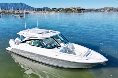 Tiara Yachts 34 LX