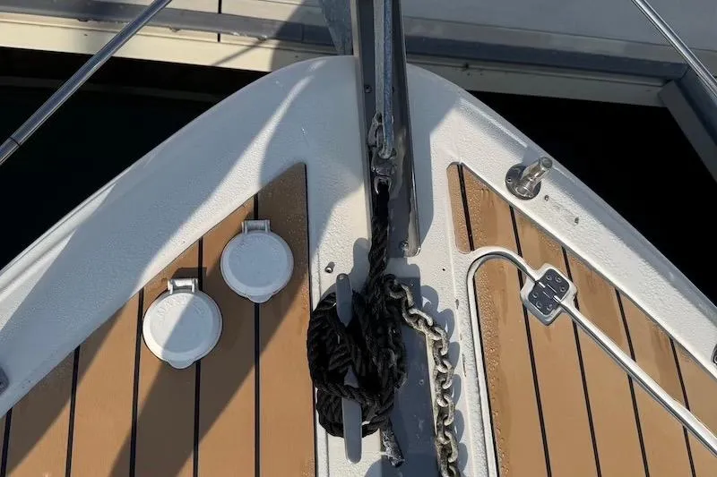 Four Us Yacht Photos Pics Bow of 2006 Carver 42 Super Sport with anchor chain and deck fittings.