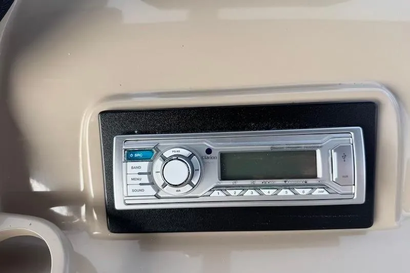 Four Us Yacht Photos Pics 2006 Carver 42 Super Sport stereo system with control panel and display.