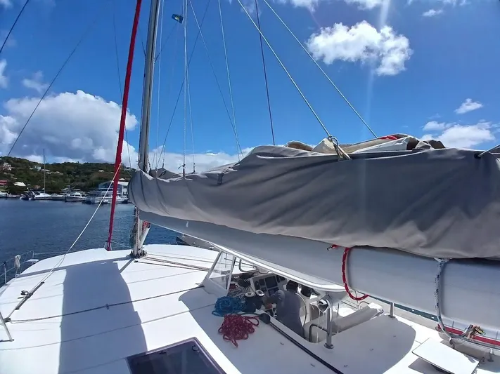 Andiamo IV Yacht Photos Pics Sailing yacht Leopard 48, 2018 model, docked under a clear blue sky.