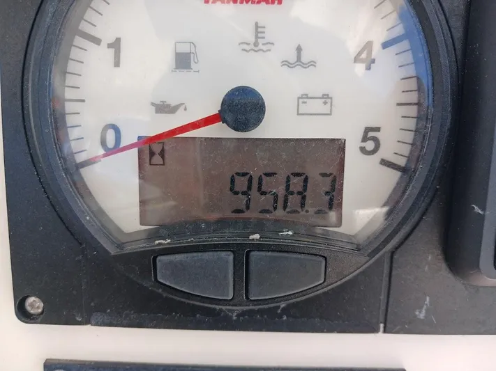 Andiamo IV Yacht Photos Pics Boat engine gauge displaying 958.7 hours on a Leopard 48, 2018 model.