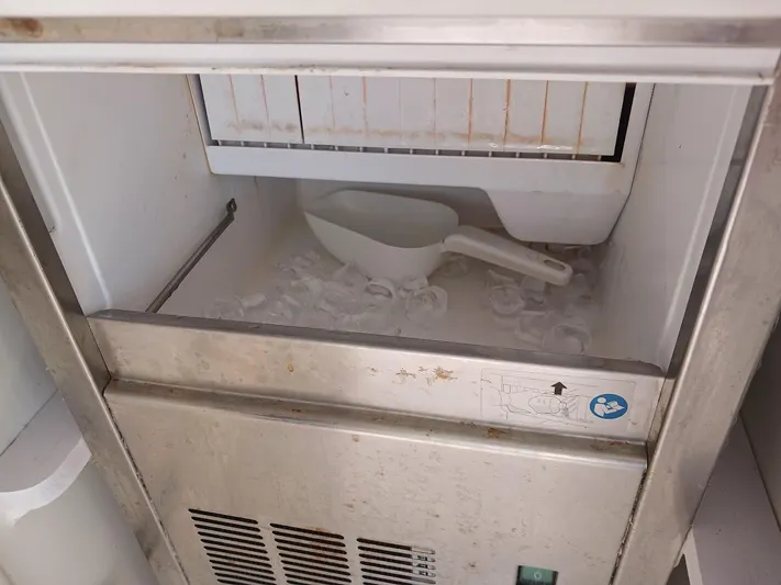 Andiamo IV Yacht Photos Pics Ice maker with scoop inside, Leopard 48 model, 2018.