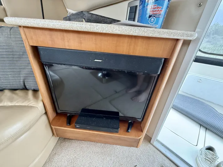  Yacht Photos Pics Entertainment system with Bose speaker and LG TV in 2004 Meridian 381 Sedan yacht.