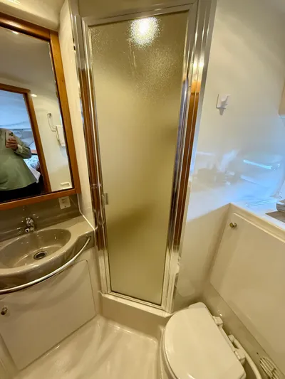 Perfect Ten Yacht Photos Pics Head with full shower/tub 