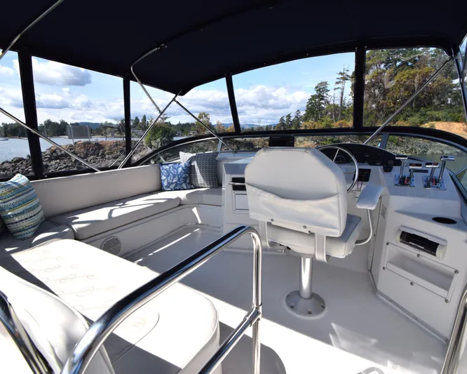 Perfect Ten Yacht Photos Pics 1999 Bayliner 3788 Command Bridge Motoryacht interior with helm and seating area.