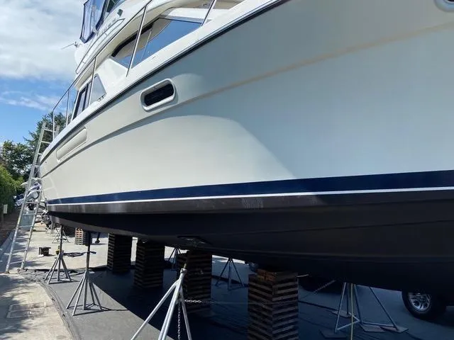 Perfect Ten Yacht Photos Pics 1999 Bayliner 3788 Command Bridge Motoryacht on stands, side view, outdoors.