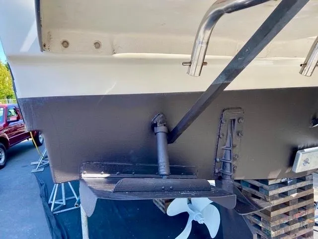 Perfect Ten Yacht Photos Pics 1999 Bayliner 3788 Command Bridge Motoryacht stern with propeller and rudder detail.