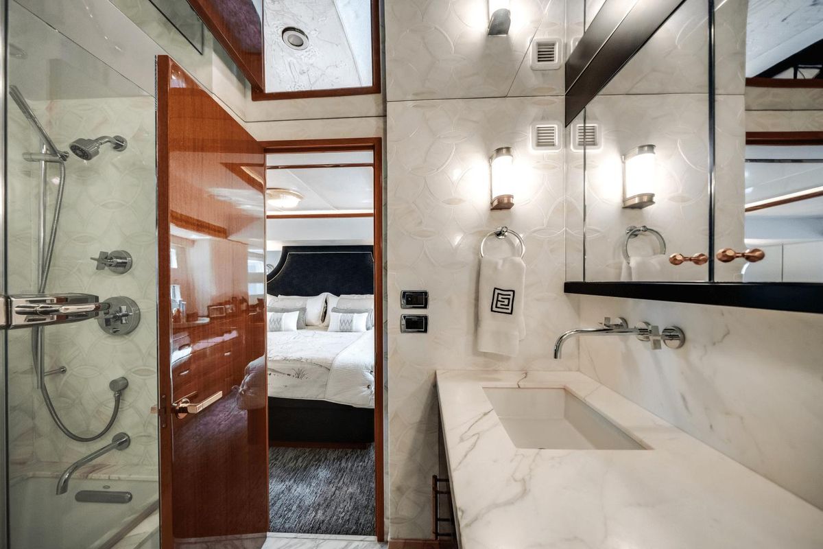 2018 Hatteras 60 