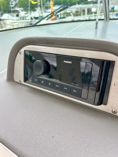 Makin Waves Yacht Photos Pics 