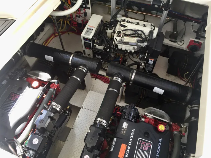 Makin Waves Yacht Photos Pics 