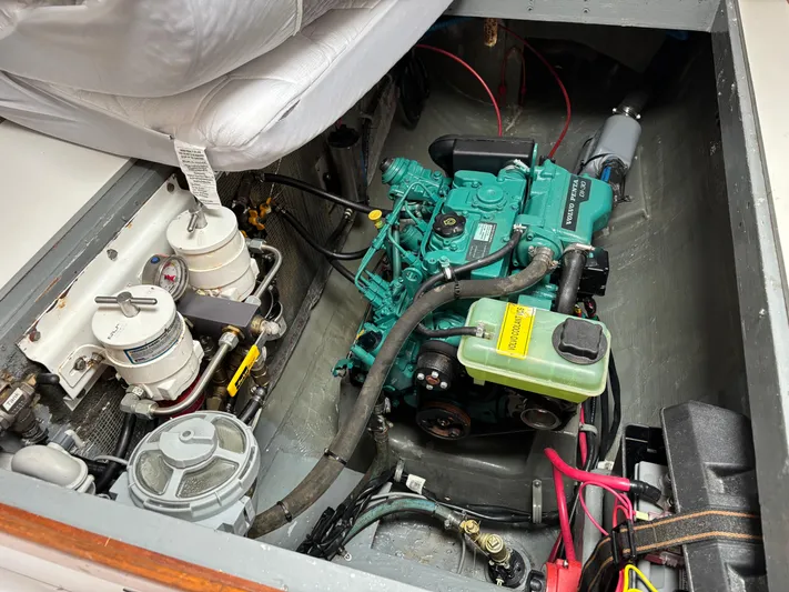 Making Memorie's Yacht Photos Pics Engine compartment of a 1999 Manta 40 boat, featuring a well-maintained marine engine.