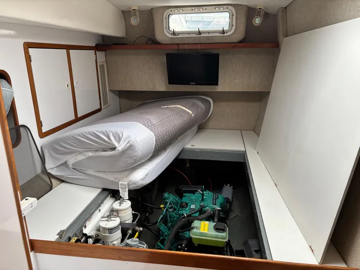 Making Memorie's Yacht Photos Pics 1999 Manta 40 interior with engine access under folded mattress.