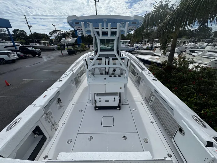  Yacht Photos Pics 2026 Blackfin 302 CC boat interior, featuring a sleek center console design and spacious deck.