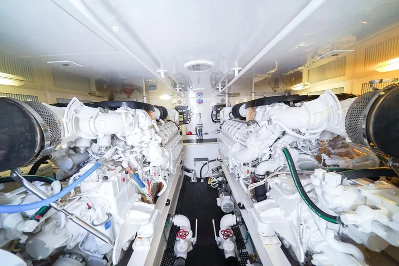 Synchronicity Yacht Photos Pics 