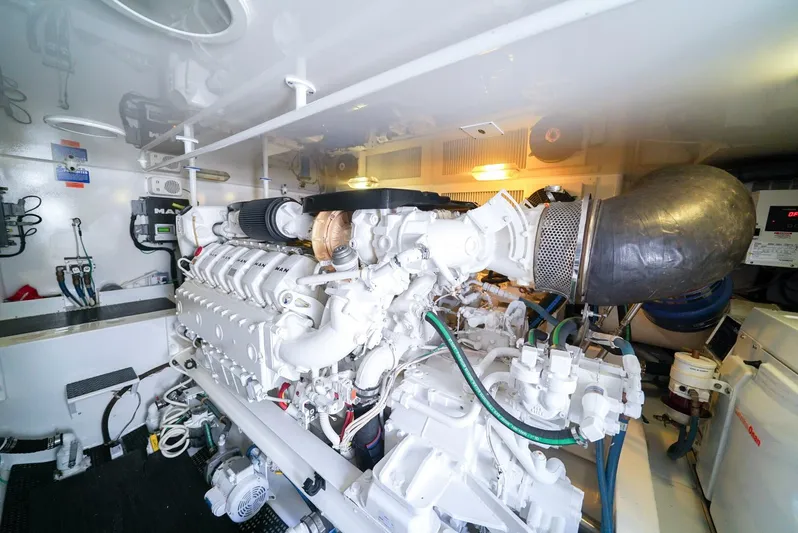 Synchronicity Yacht Photos Pics 