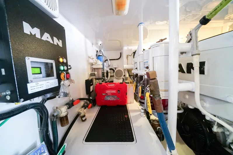 Synchronicity Yacht Photos Pics 