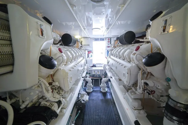 Synchronicity Yacht Photos Pics 