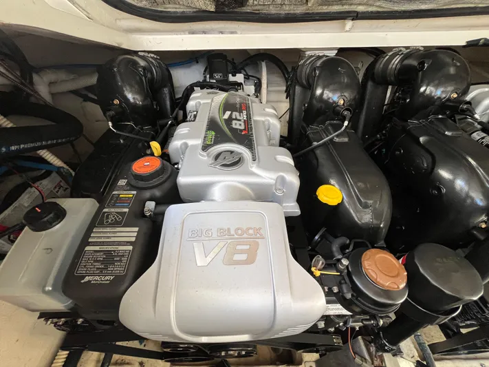  Yacht Photos Pics 2018 Sea Ray Sundancer 350 engine, featuring a powerful Big Block V8 configuration.