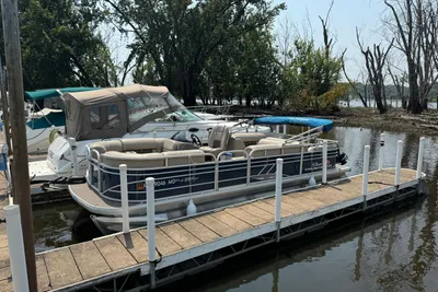 Sun Tracker Party Barge 22 Tri Toon RF XP3