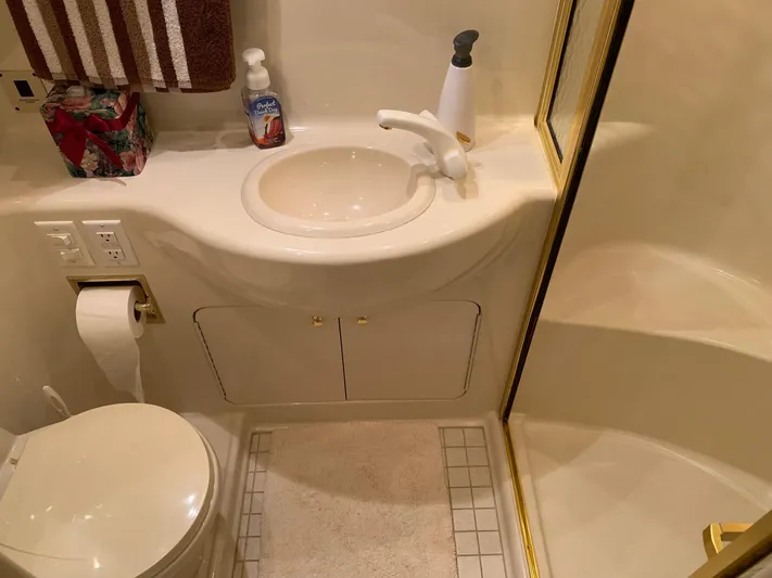 Luchy Yacht Photos Pics 1995 SEA RAY 63 SURFACE DRIVE