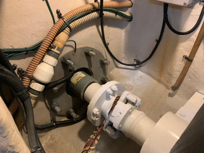 Luchy Yacht Photos Pics 1995 SEA RAY 63 SURFACE DRIVE