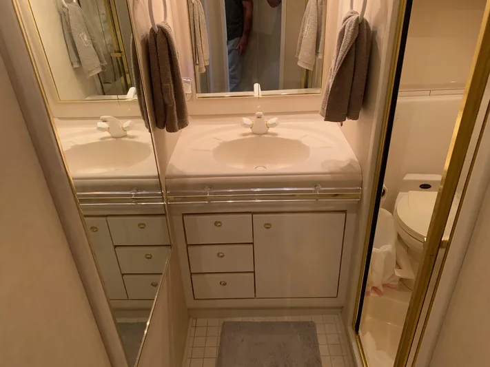 Luchy Yacht Photos Pics 1995 SEA RAY 63 SURFACE DRIVE