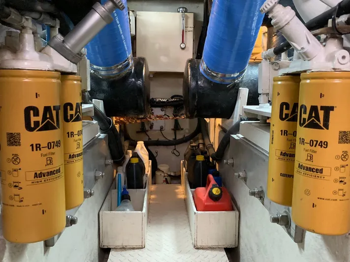 Luchy Yacht Photos Pics 1995 SEA RAY 63 SURFACE DRIVE